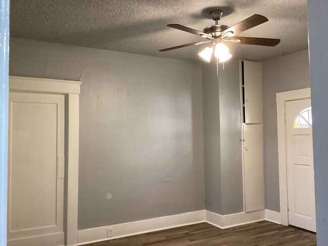 Building Photo - 1532-1532 N Safford Ave