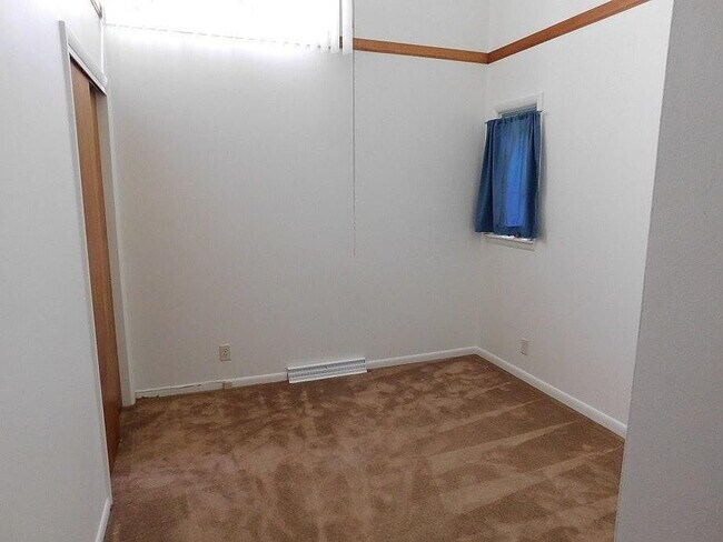 Building Photo - 205 Pell Cir