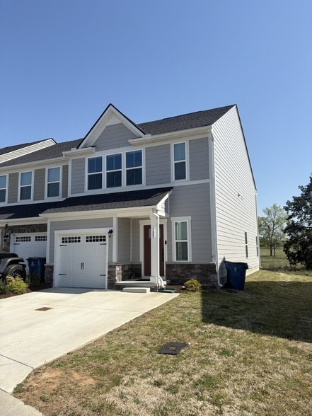 Building Photo - 733 Lipizanner Ln