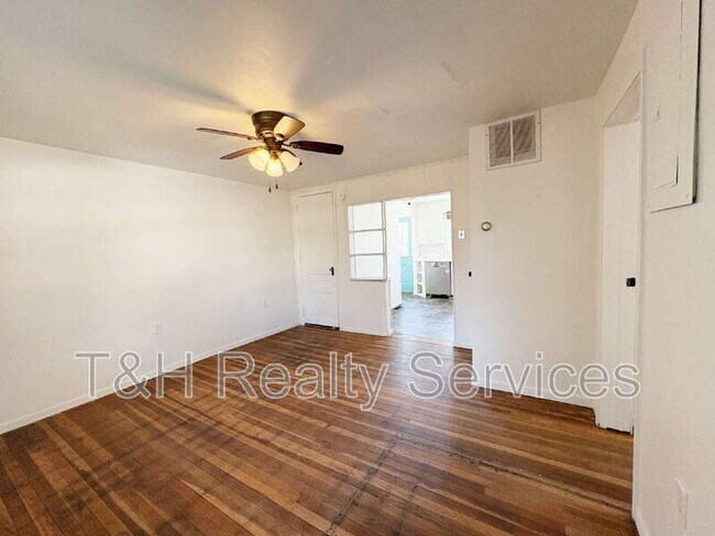 Building Photo - 117 W Ash St