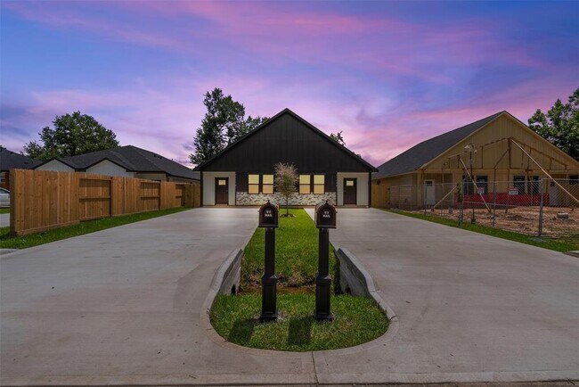 Building Photo - 9110 Everglade Dr