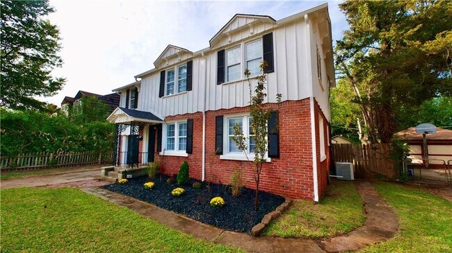 Building Photo - Beautifully Remodeled 4 Bedroom Home near ...