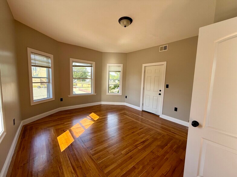 Building Photo - 615 N Montello St