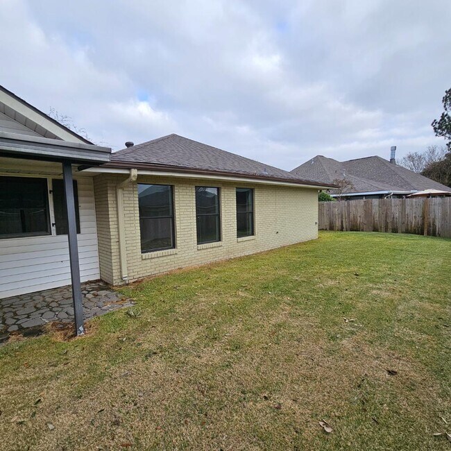 Building Photo - 106 E Garden Dr