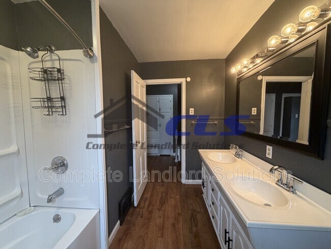 Building Photo - 2116 Poplar St