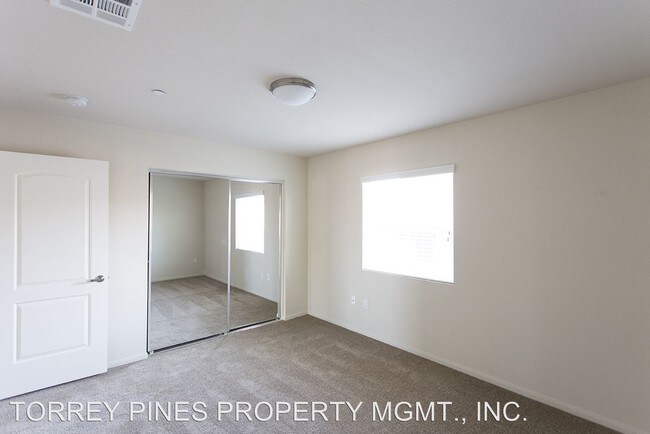 Building Photo - 559 Moss St