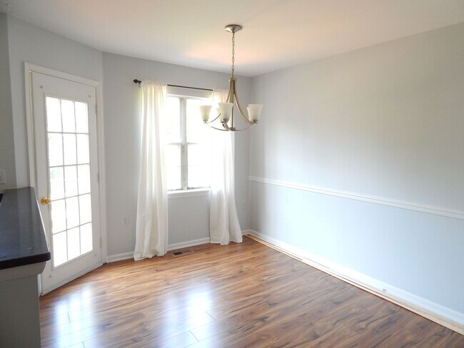 Building Photo - Cozy TH in Great Alexandria Location!