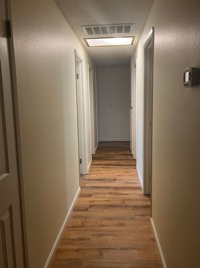 Building Photo - Turn Key Home