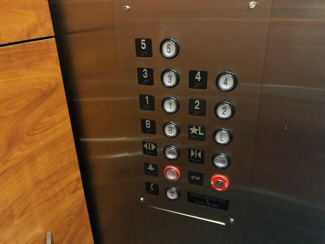 Building Photo - 147 Main St