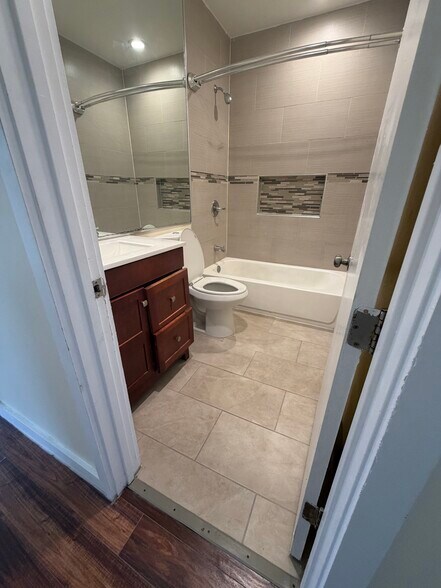 Building Photo - 602 W 87th St