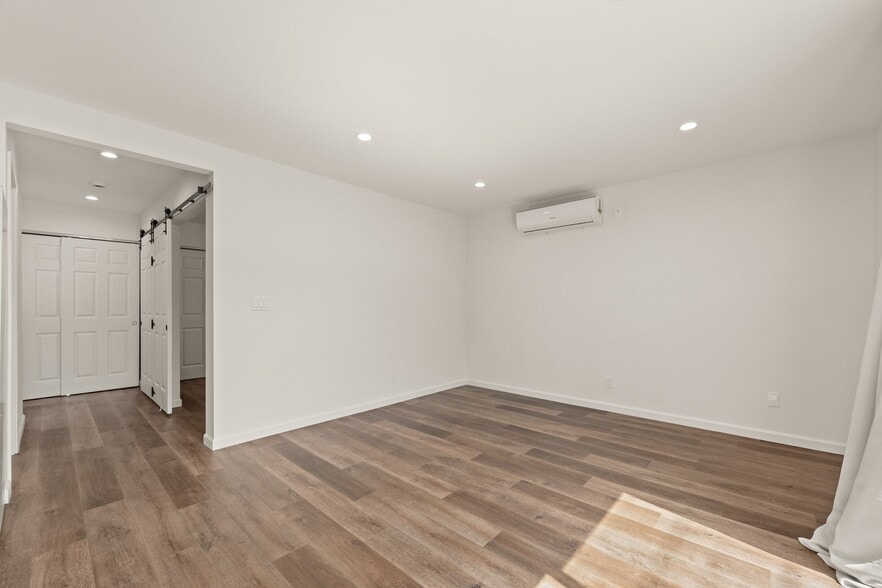 Building Photo - 5136 Hillcrest Dr