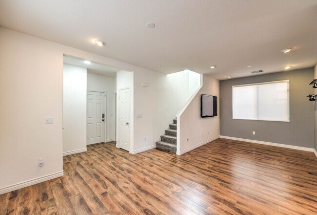 Building Photo - Stunning 3 Bedroom 2.5 Bathroom Home in Gate Community