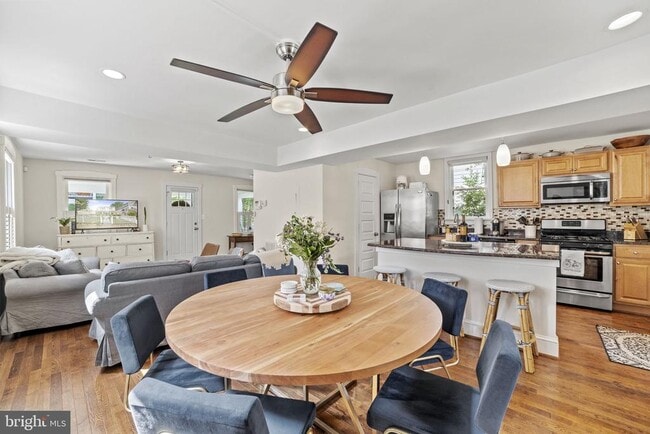 Building Photo - 102 E Linden St