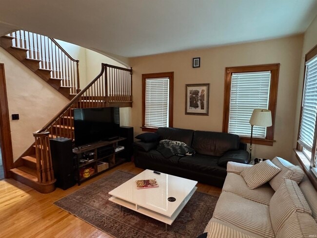 Building Photo - 707 E University St