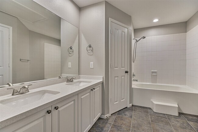 Building Photo - 25 Scarlet Woods Ct