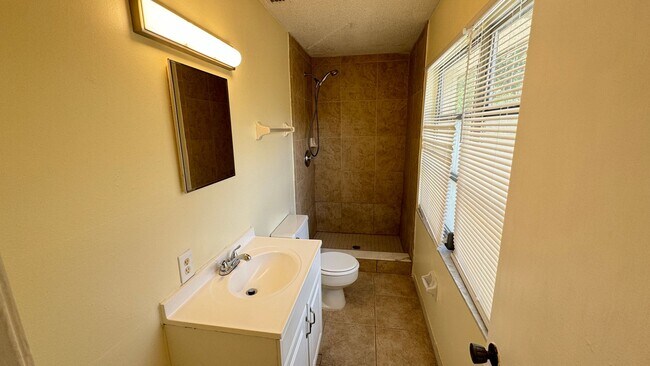 Building Photo - Unfurnished Annual Rental Now.