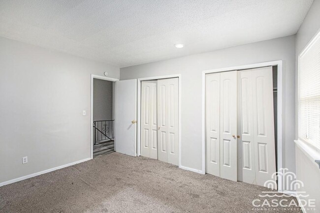 Building Photo - 220 N Oak Dr