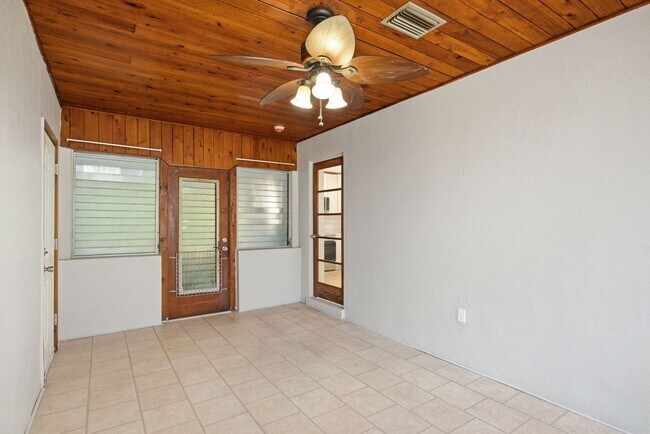 Building Photo - Remodeled 3/1 Home