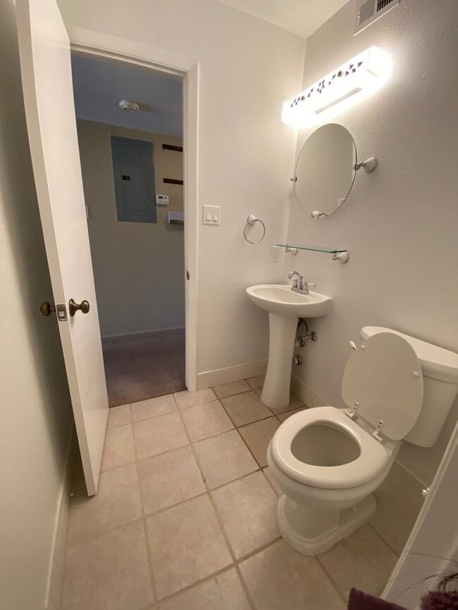 Building Photo - 937L Country Club Dr