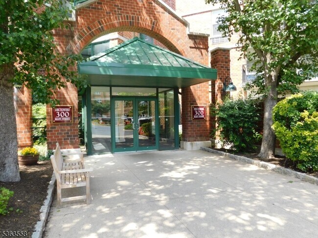 Primary Photo - 300 Main St