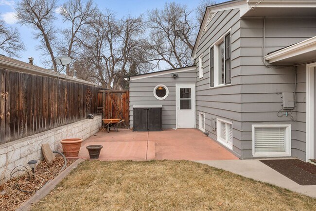 Building Photo - Style Meets Location 3 Bedroom 3 Bathroom Single Family Home - Must See