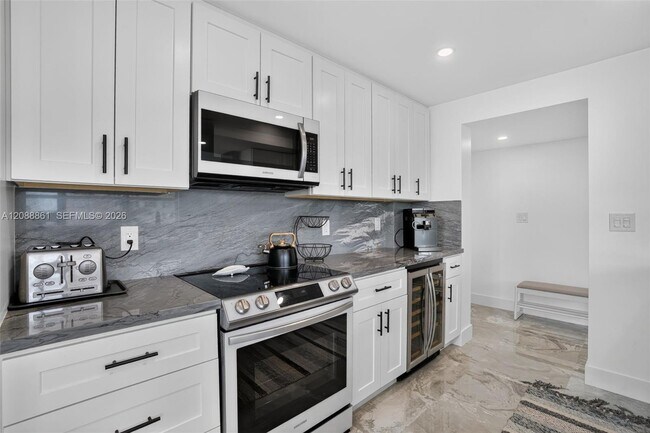 Building Photo - 3113 S Ocean Dr