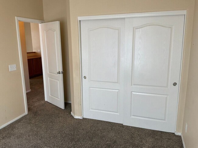 Building Photo - 2 Story 3 bedrooms 2.5 bathrooms