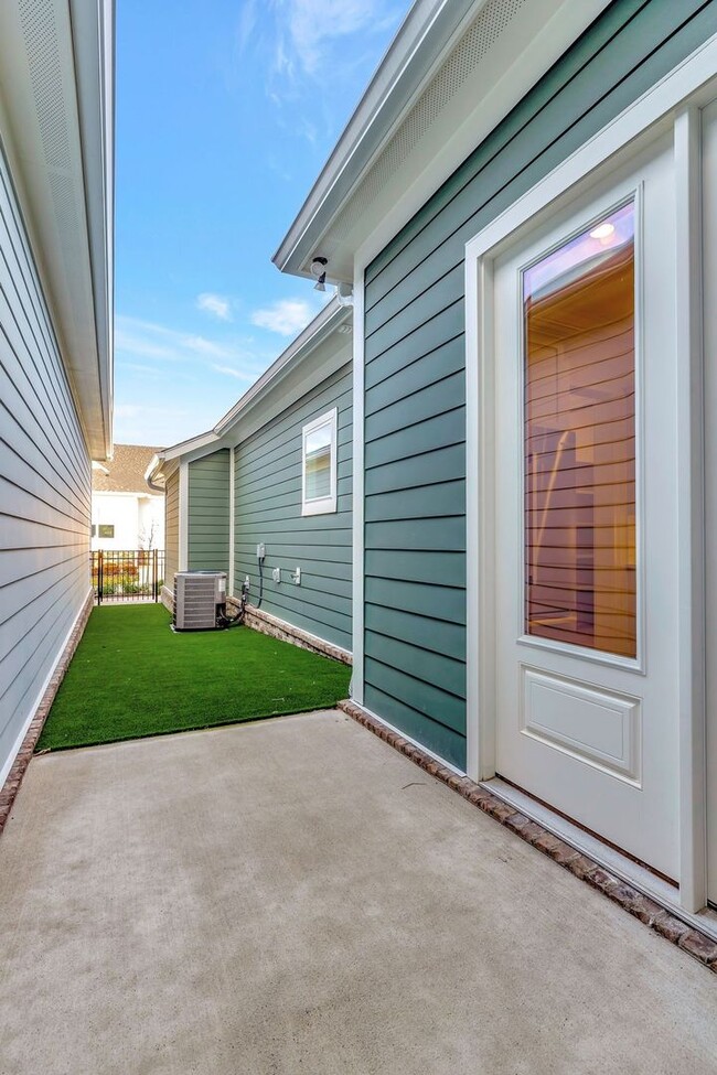 Building Photo - Luxurious Low-Maintenance Living in Westha...