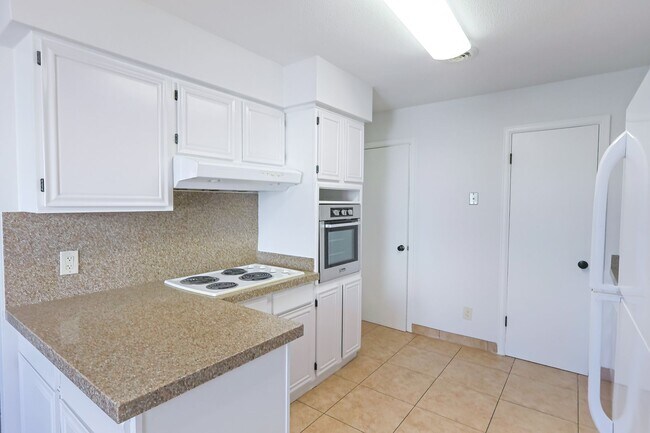 Building Photo - 3 BED CONDO,  WATER INCLUDED IN RENT