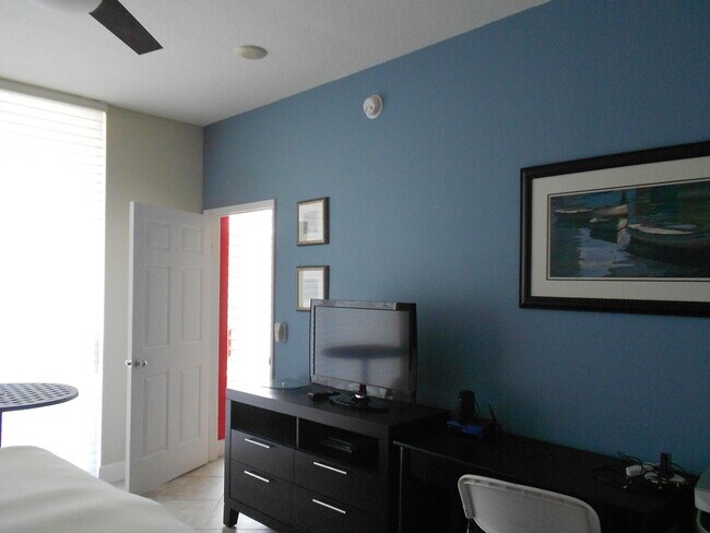 Building Photo - 700 E Boynton Beach Blvd