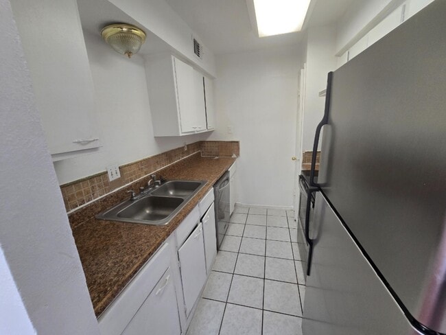 Building Photo - 8071 Meadow Park Dr