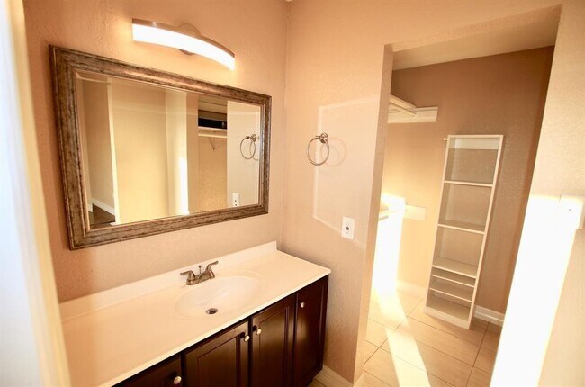 Building Photo - 3015 Quail Valley E Dr