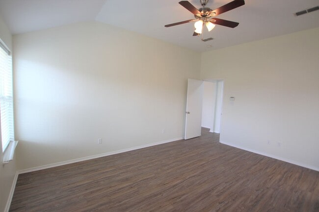 Building Photo - Beautifully updated 3 bedroom 2 bath home ...
