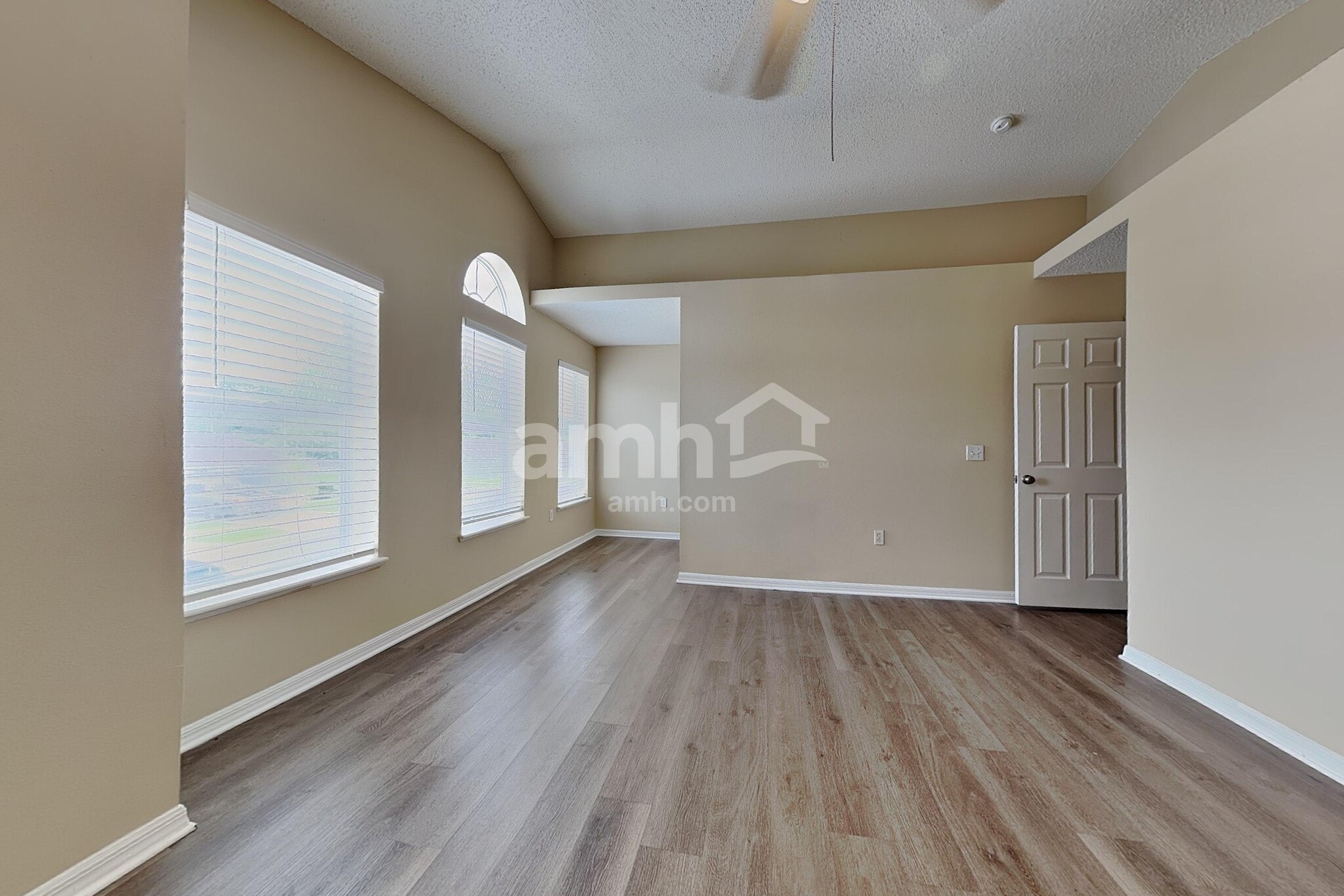 Building Photo - 30500 Birdhouse Dr