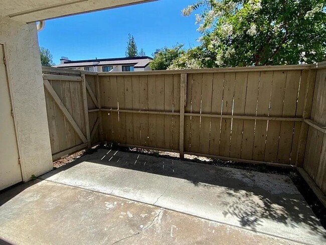 Building Photo - 450 W Vermont Ave