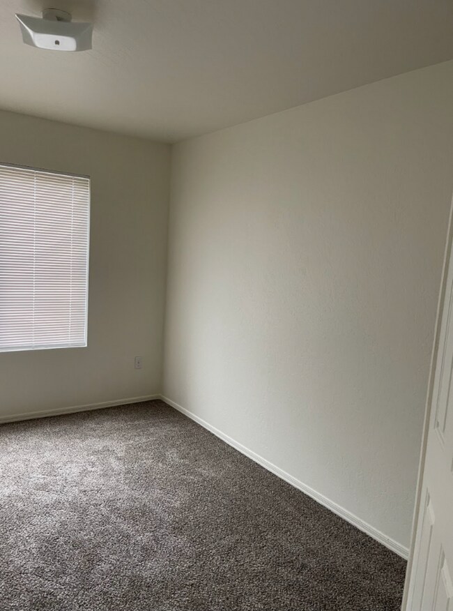 Building Photo - 3 Bed/2.5 Bath 2-Level Home with Loaded Kitchen! Washer/Dryer! Big backyard!