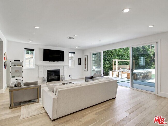 Building Photo - 10593 Kinnard Ave