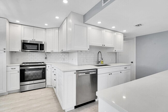 Building Photo - 134 Lakeshore Dr