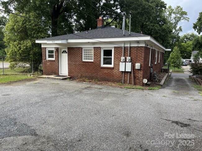 Primary Photo - 423 W Kingston Ave