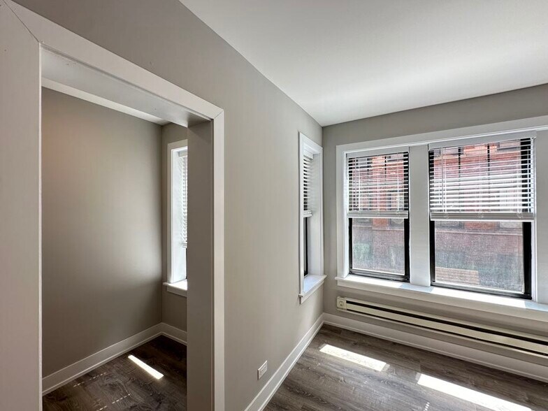 Building Photo - 4211 N Wolcott Ave