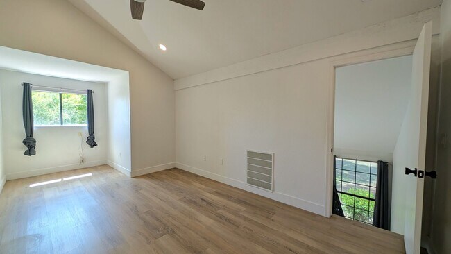 Building Photo - 3 Bedroom Townhome in the Dartmouth Trace Community Near N Dobson Rd and W University Dr!