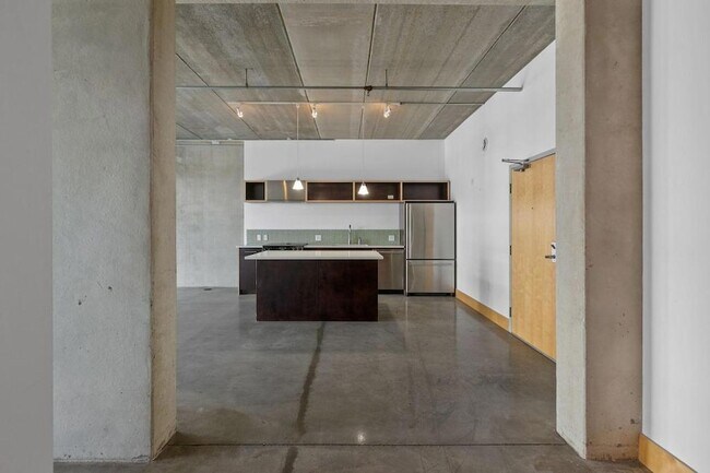 Building Photo - 345 N 6th Ave