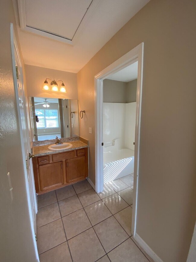 Building Photo - SILVER SPRINGS SHORES 3/2/2 - *WON'T LAST*