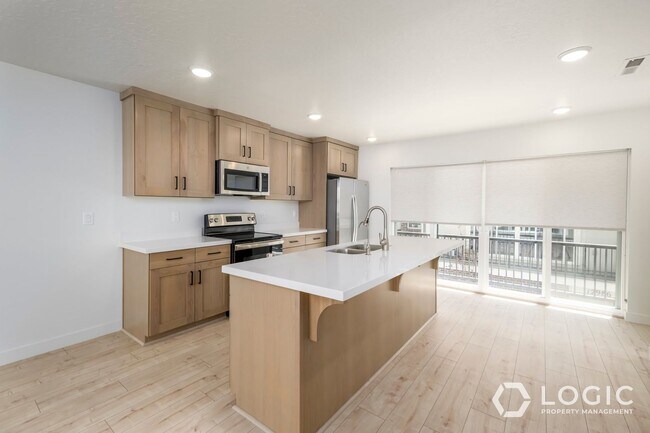 Building Photo - Beautiful Townhome in Herriman UT