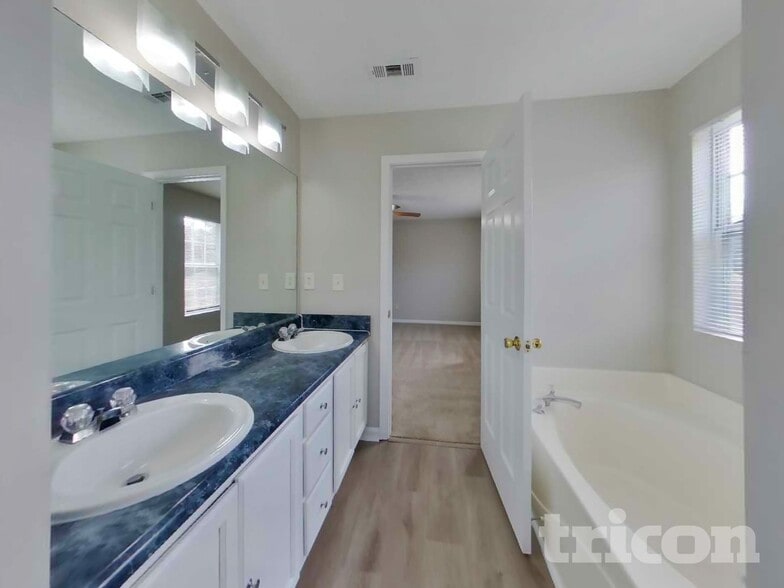 Building Photo - 1401 Lancaster Ct