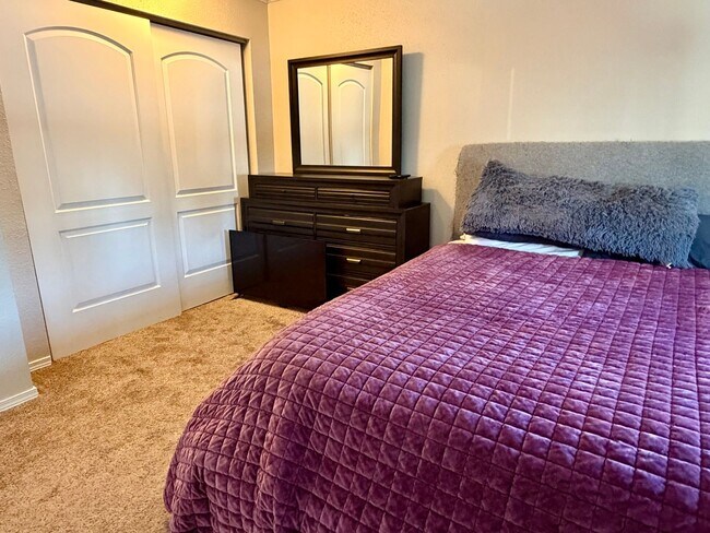 Building Photo - 2 Bedroom Townhouse with Carport