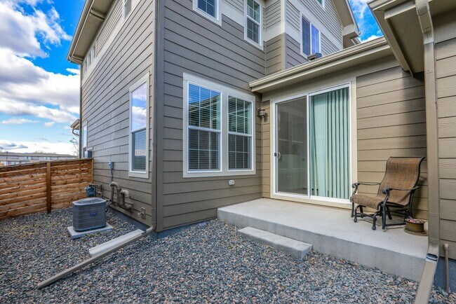 Building Photo - Beautiful 2-Bedroom, 2.5-Bath Townhome in ...
