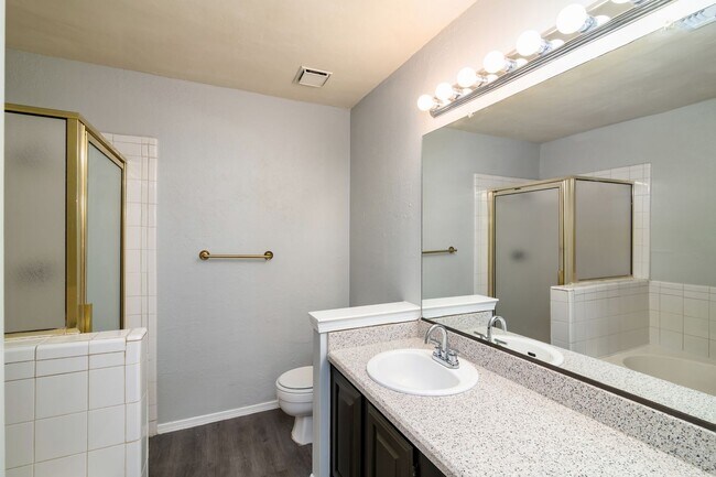 Building Photo - Charming 3 Bedroom Home