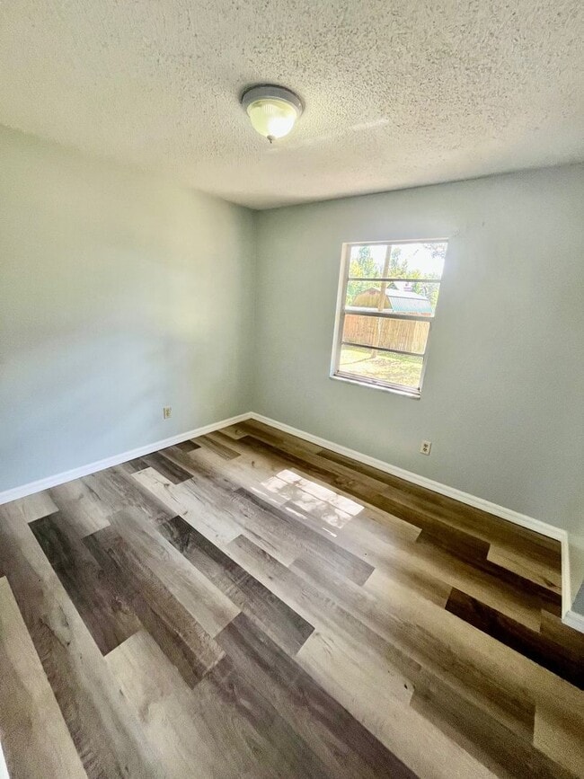 Building Photo - NICE 3BR/2BA Dade City Home w/ a Deck!! NO...