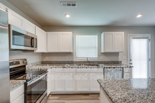 Building Photo - 2057 Westchester Dr
